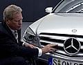 Prof. Peter Pfeiffer, der Leiter des Mercedes-Benz-Design, mit dem Grill der neuen C-Klasse Avantgarde. Foto: Auto-Reporter